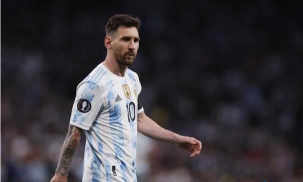 解决湖三崩问题？队记：中场表演还未结束湖人球员就出来热身